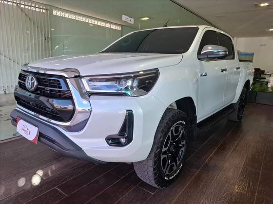 TOYOTA HILUX 2.8 D-4D TURBO DIESEL CD SRX 4X4 AUTOMÁTICO